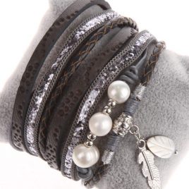 Prachtvoll gestaltetes Lederarmband zusammengesetzt aus verschiedensten wunderschönen Schmuckkomponenten