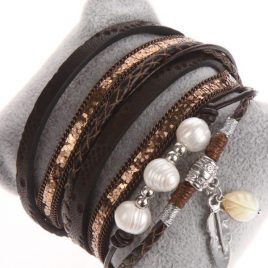 Prachtvoll gestaltetes Lederarmband zusammengesetzt aus verschiedensten wunderschönen Schmuckkomponenten