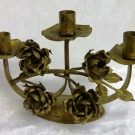 Der sehr alte Kerzenständer ist Handgefertigt und in seine Einzelteile zerlegbar. Auch die Rosen lassen sich in einzelne Blätter zerlegen. Die Teile sind alle miteinander verschraubt. Breite 27 cm